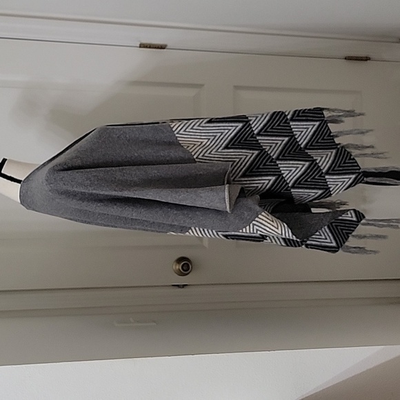 Peace n' Love Black, White & Gray Knitted Fringed Cape / Shawl. NEW with Tag - Picture 9 of 15